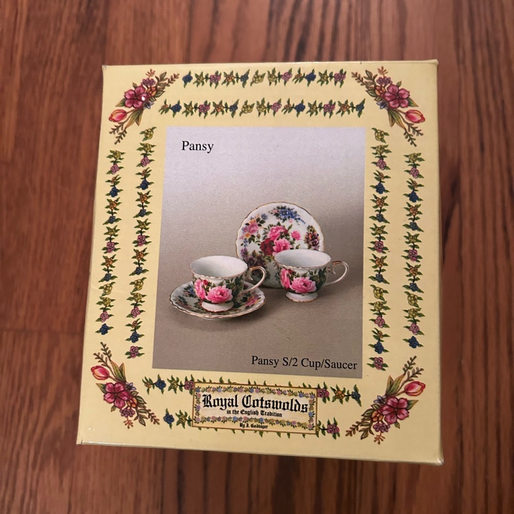 Home Essentials & Beyond Royal Cotswolds Cups & Saucers in Floral Pansy Pattern